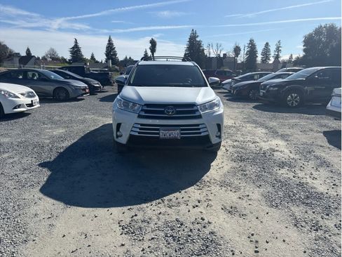 Used 2017 Toyota Highlander XLE image 11