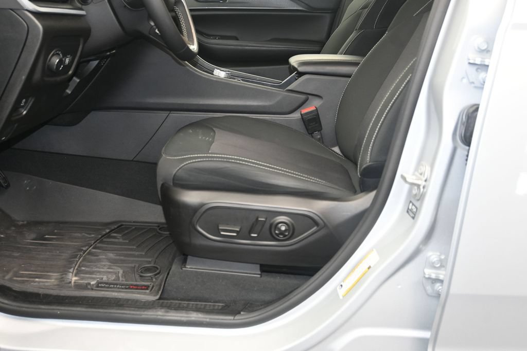 Used 2024 Jeep Grand Cherokee L Laredo RWD image 20