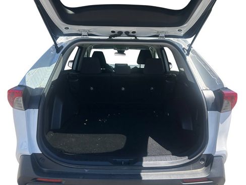 Used 2019 Toyota RAV4 LE FWD image 13