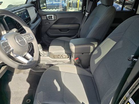 Used 2025 Jeep Wrangler Unlimited Sahara AWD/4WD image 17