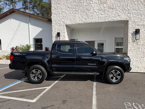 Used 2017 Toyota Tacoma TRD Off-Road image 21