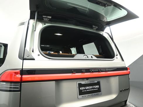 Used 2025 Lexus GX 550 w/ Accessory Package (2T) image 25