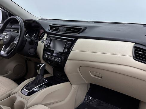 Used 2020 Nissan Rogue SV image 34