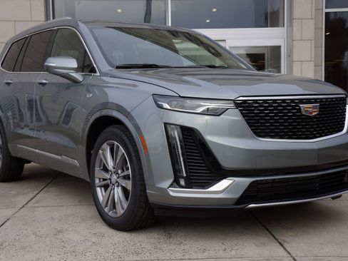 Used 2024 Cadillac XT6 Premium Luxury image 2
