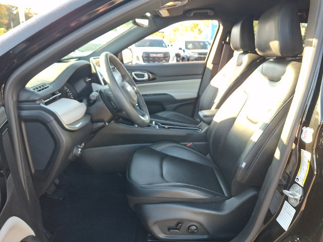 Used 2025 Jeep Compass Limited AWD/4WD image 2