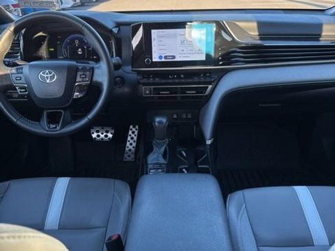 Used 2025 Toyota Camry SE w/ Convenience Package image 15