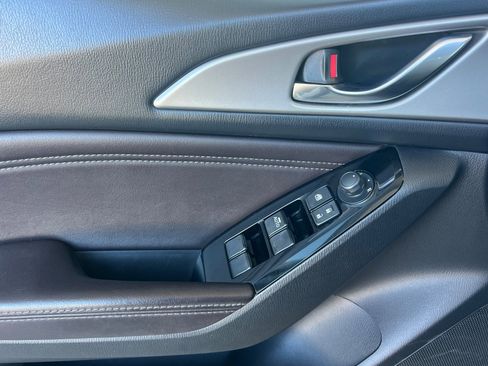 Used 2018 MAZDA MAZDA3 Touring image 11