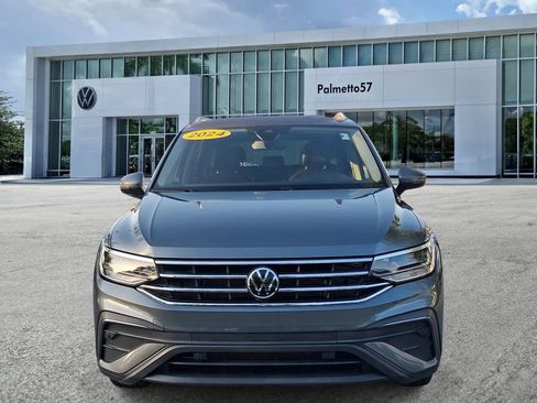 Used 2024 Volkswagen Tiguan SE FWD image 2