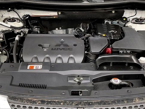 Used 2019 Mitsubishi Outlander ES image 11