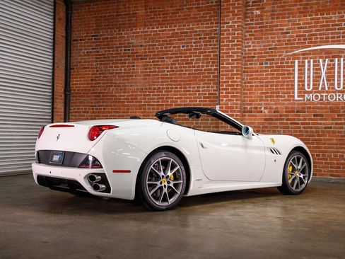 Used 2014 Ferrari California RWD image 4