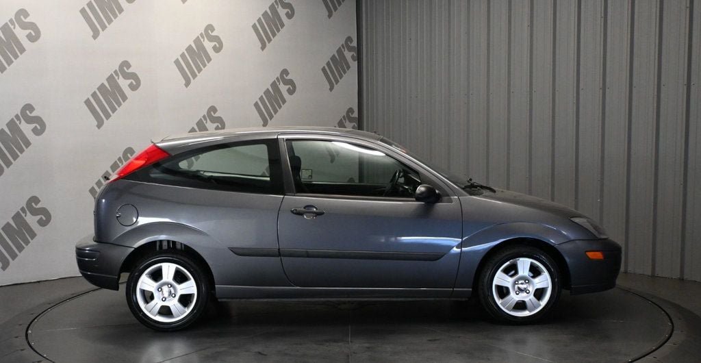 Used 2003 Ford Focus ZX3 Hatchback FWD image 3