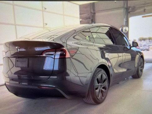 Used 2025 Tesla Model Y Long Range RWD image 8