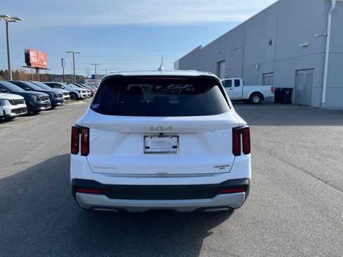 Used 2025 Kia Sorento LX image 8