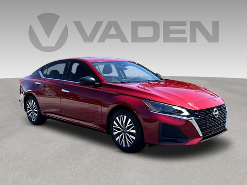 Used 2024 Nissan Altima 2.5 SV image 1