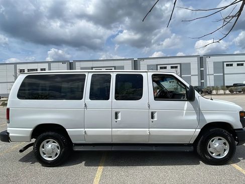 Used 2013 Ford E-350 and Econoline 350 Super Duty w/ Crew Van Pkg RWD image 4