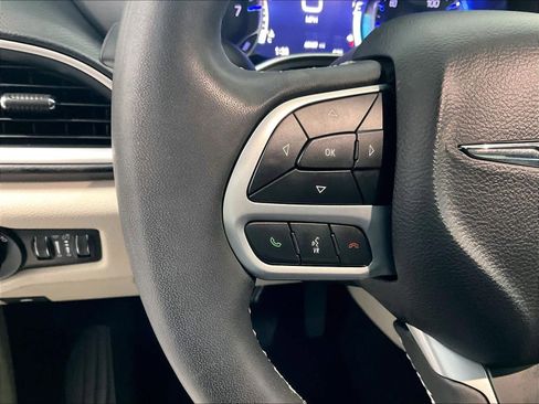 Used 2023 Chrysler Pacifica Touring-L FWD image 23