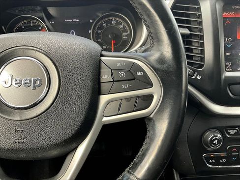 Used 2017 Jeep Cherokee Trailhawk w/ Comfort/Convenience Group image 18