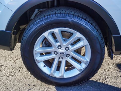 Used 2017 Ford Explorer XLT w/ Equipment Group 202A image 9