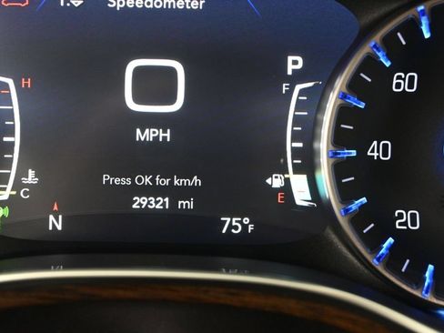 Used 2022 Chrysler Pacifica Pinnacle FWD image 31