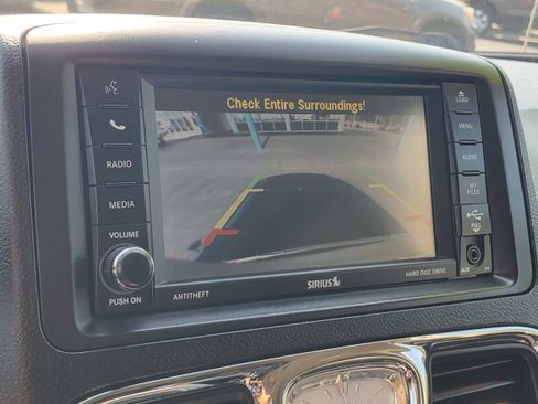 Used 2014 Chrysler Town & Country Touring-L FWD image 21
