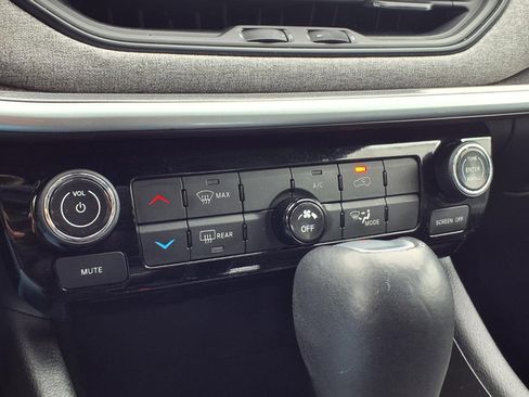 Used 2024 Jeep Compass Latitude image 11