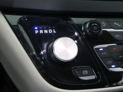 Used 2023 Chrysler Pacifica Touring-L FWD image 52