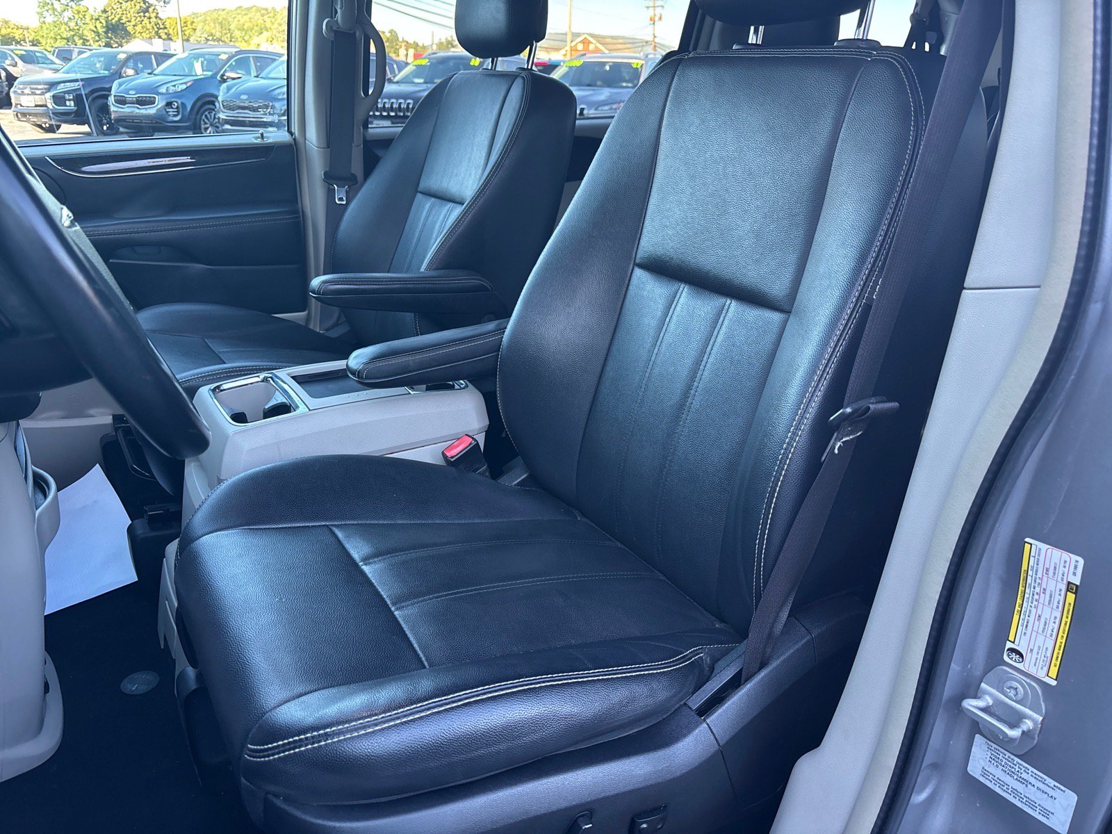 Used 2016 Chrysler Town & Country Touring FWD image 11