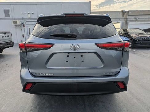 Used 2021 Toyota Highlander XLE AWD/4WD image 4