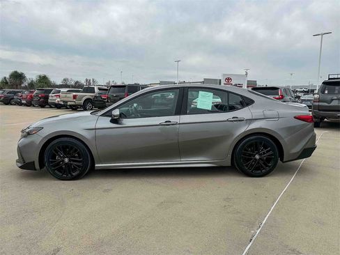 Used 2025 Toyota Camry SE image 6