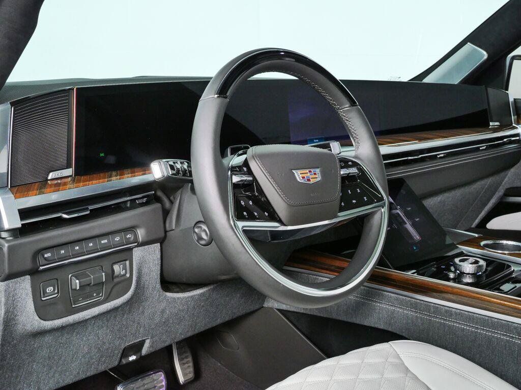 Used 2026 Cadillac Escalade Platinum Sport w/ LPO, ONYX Package AWD/4WD image 4