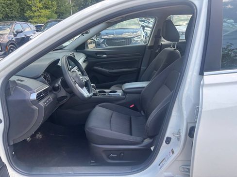 Used 2025 Nissan Altima 2.5 SV FWD image 21