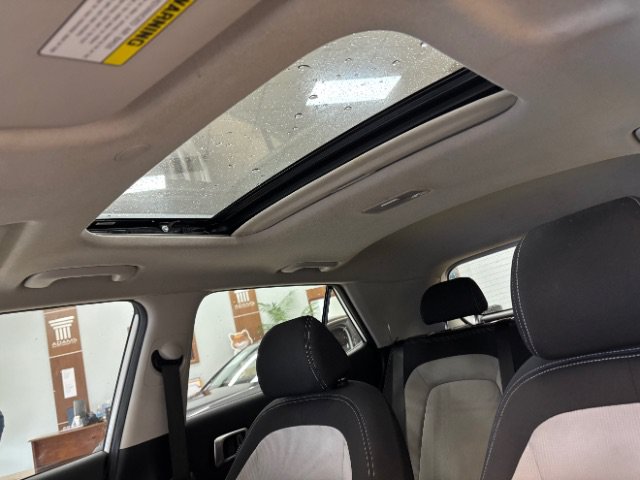 Used 2024 Hyundai Venue SEL FWD image 13