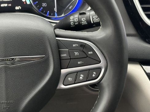 Used 2023 Chrysler Pacifica Touring-L FWD image 11