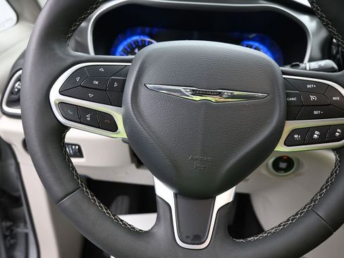 Used 2024 Chrysler Pacifica Touring-L image 12