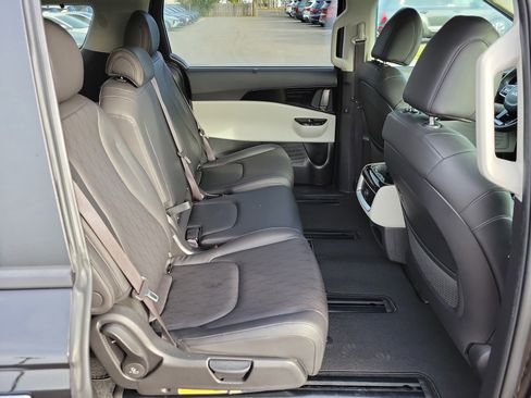 Certified 2024 Kia Carnival EX image 12