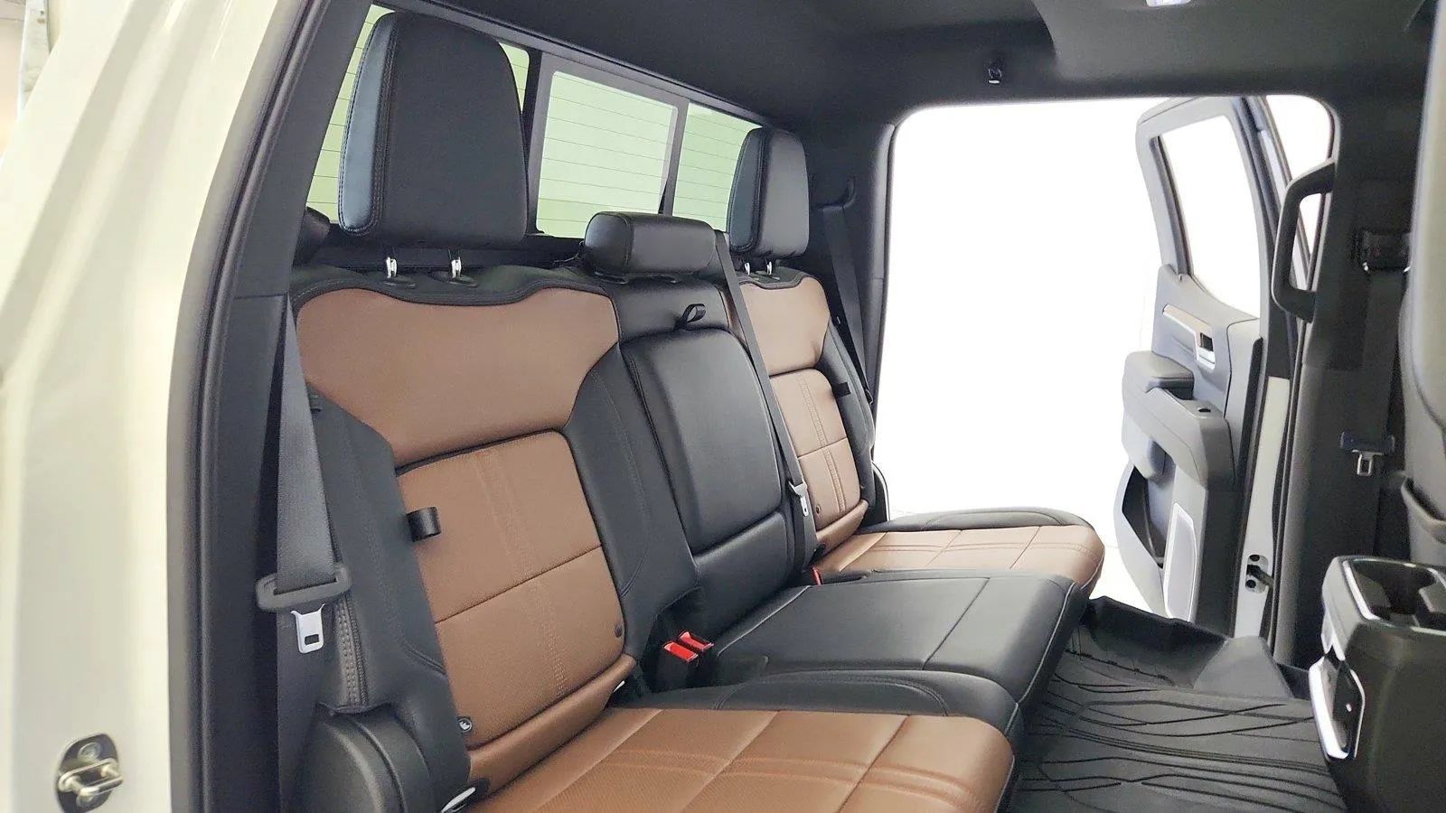 Used 2023 Chevrolet Silverado 1500 High Country w/ High Country Premium Package AWD/4WD image 33