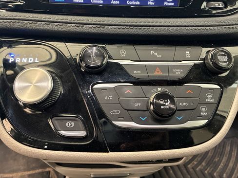 Used 2019 Chrysler Pacifica Limited FWD image 21