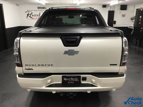Used 2011 Chevrolet Avalanche LTZ image 9