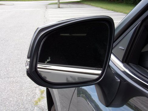 Used 2025 Toyota Highlander XLE AWD/4WD image 11