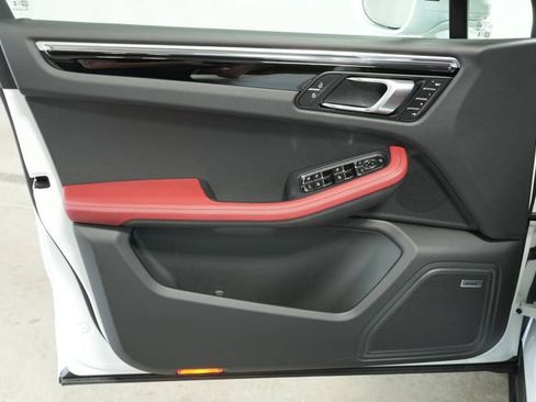 Certified 2025 Porsche Macan image 25