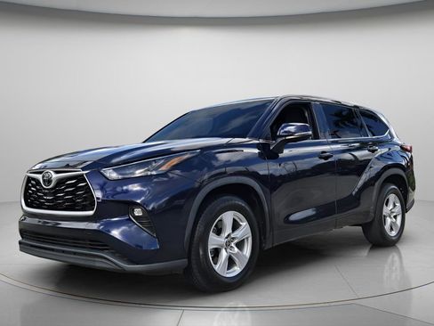 Used 2022 Toyota Highlander LE image 9