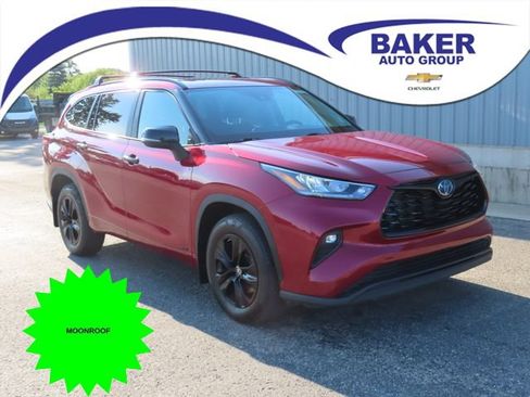 Used 2024 Toyota Highlander LE AWD/4WD image 1