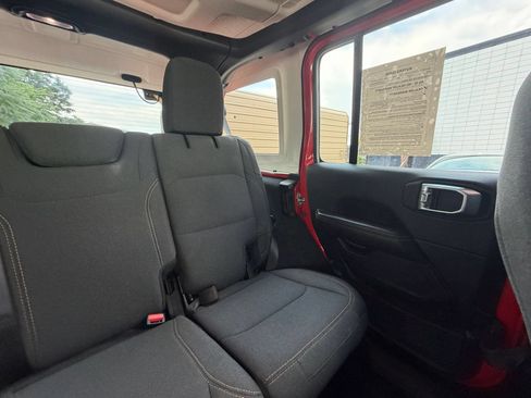 Used 2025 Jeep Wrangler Unlimited Sahara AWD/4WD image 37