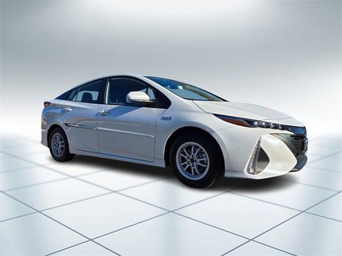 Used 2022 Toyota Prius Prime XLE image 2