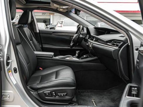 Used 2016 Lexus ES 300h image 42