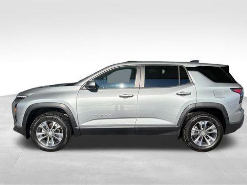 Used 2025 Chevrolet Equinox LT image 2