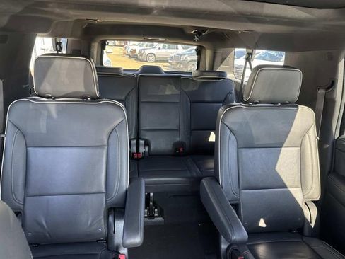 Used 2022 GMC Yukon XL SLT w/ SLT Premium Package image 12