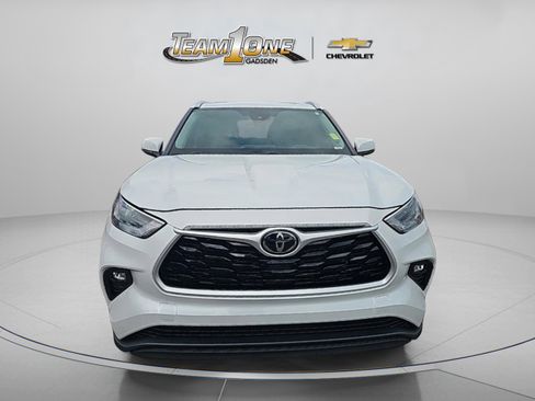 Used 2022 Toyota Highlander XLE image 2