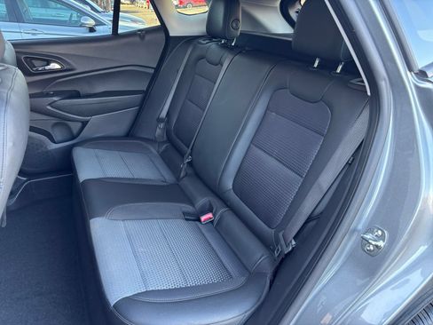 Used 2025 Chevrolet Trax LT w/ LT Convenience Package FWD image 37