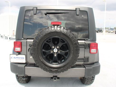Used 2017 Jeep Wrangler Unlimited Sahara w/ Connectivity Group AWD/4WD image 4